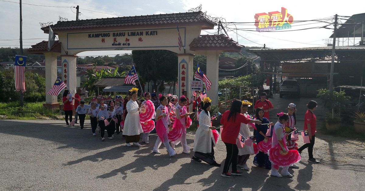 参与“庆祝国庆日游行庆典”利民华小师生，秩序井然走到村口，再准备返回学校。
