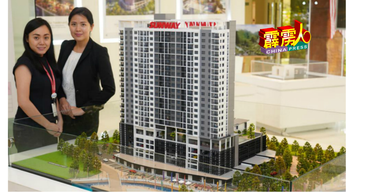 陈玉佩（右）与市场售销专员蔡元佩（左），推介双威安轩温泉服务公寓模型图。 