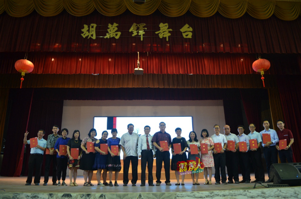 共有19名教师获得中国国务院侨务办公室颁发“优秀奖”、“杰出贡献奖”及“终身成就奖”。