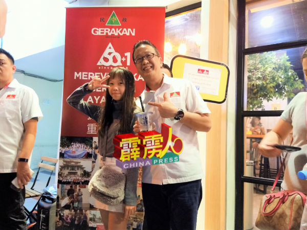 民政党在怡保站举行的网民与刘华才（右）自拍后分享至面子书，即可获一杯奶茶活动，获得网民热烈反应。