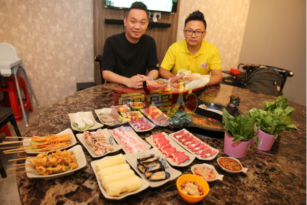 骆荣华（右起）、冯德华与其他合伙人，注重食材品质，确保市民享用新鲜的食物。