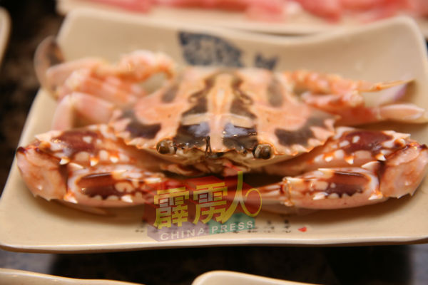 骆荣华在店铺打烊后，亲自前往批发市场，选购各种新鲜的海鲜食材，包括虾及螃蟹，务必要让顾客享用到最新鲜的海鲜。