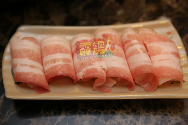 猪肉是常见的涮火锅食材。