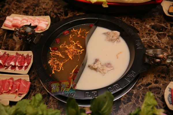 “龙门客锅”有6种火锅汤底供选择，其中养颜鸡汤有家乡味、猪骨汤则味道浓郁，各有所长。