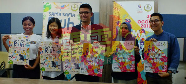 玛丽莎（左起）、刘婉枫、陈家兴、苏海利莎、劳立贤，向媒体展示国庆日两项活动的海报。