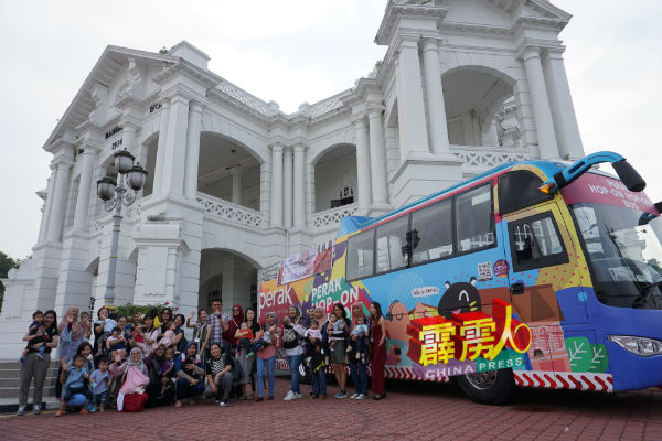 在观光巴士上哺乳的妈妈，在观光景点终点的怡保市议会礼堂前，与嘉宾和主办单位代表。
