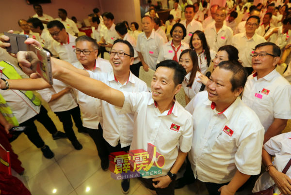 刘华才（前排右3）与众领袖自拍。