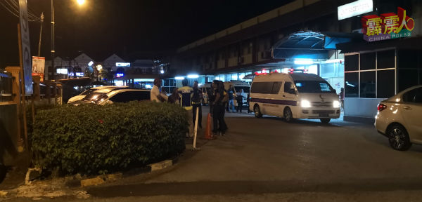 警方于週一（5日）晚上派出暗探到江沙医院急救室外，调查这起群殴事件。