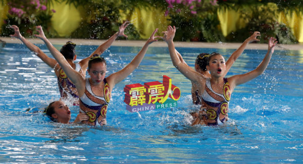 霹州游泳健将表演水上芭蕾。