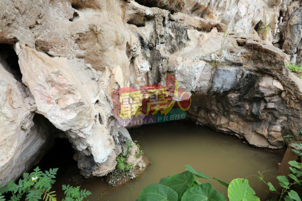 溶洞的入口之一因常年进水而被淹没，派人下去一探后，发现原来是旧时矿工使用的隧道。