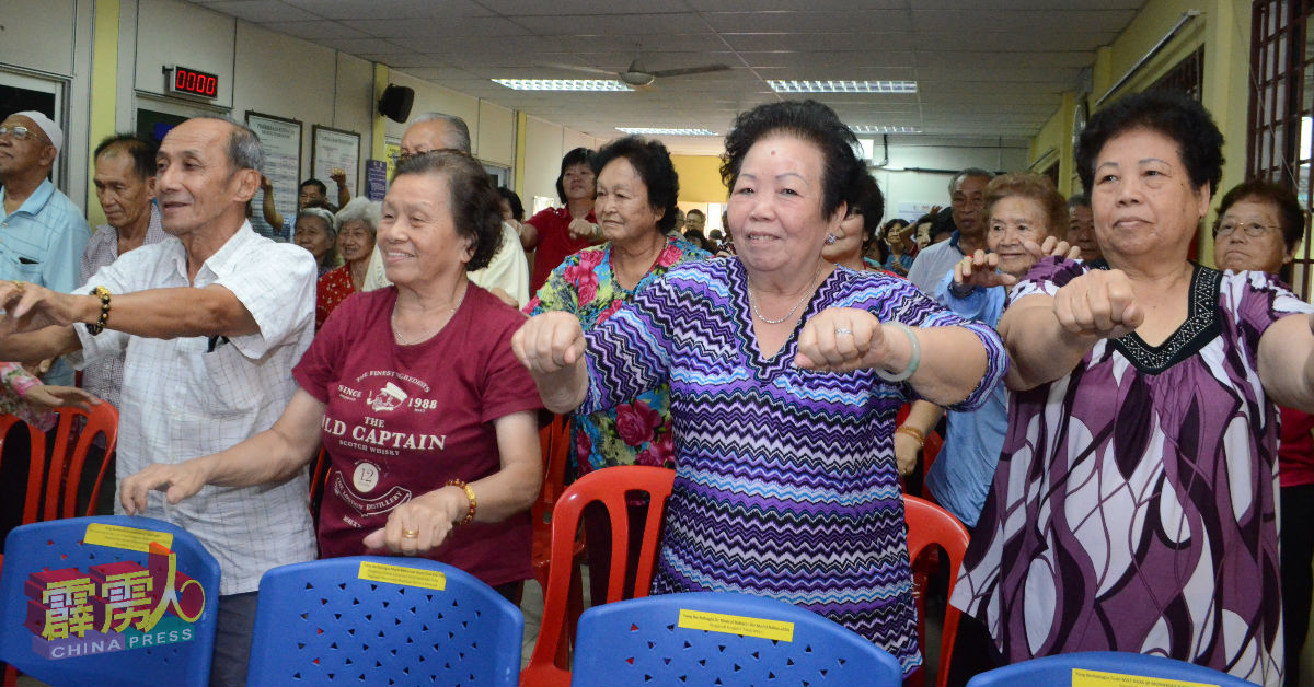 一群年长者在俱乐部一起做早操，培养健康生活习惯。