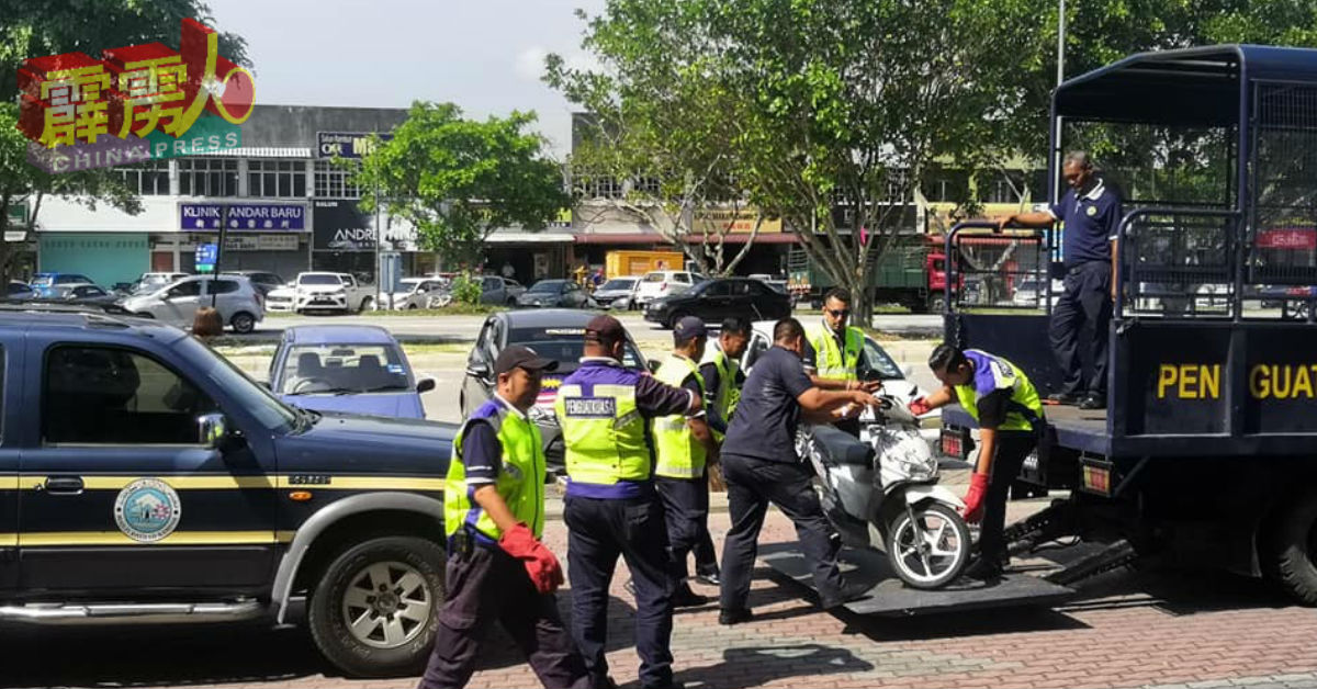 金宝县议会执法组首次在金宝新街场，取缔违规泊车的摩哆和脚车，引起许多民众反弹。