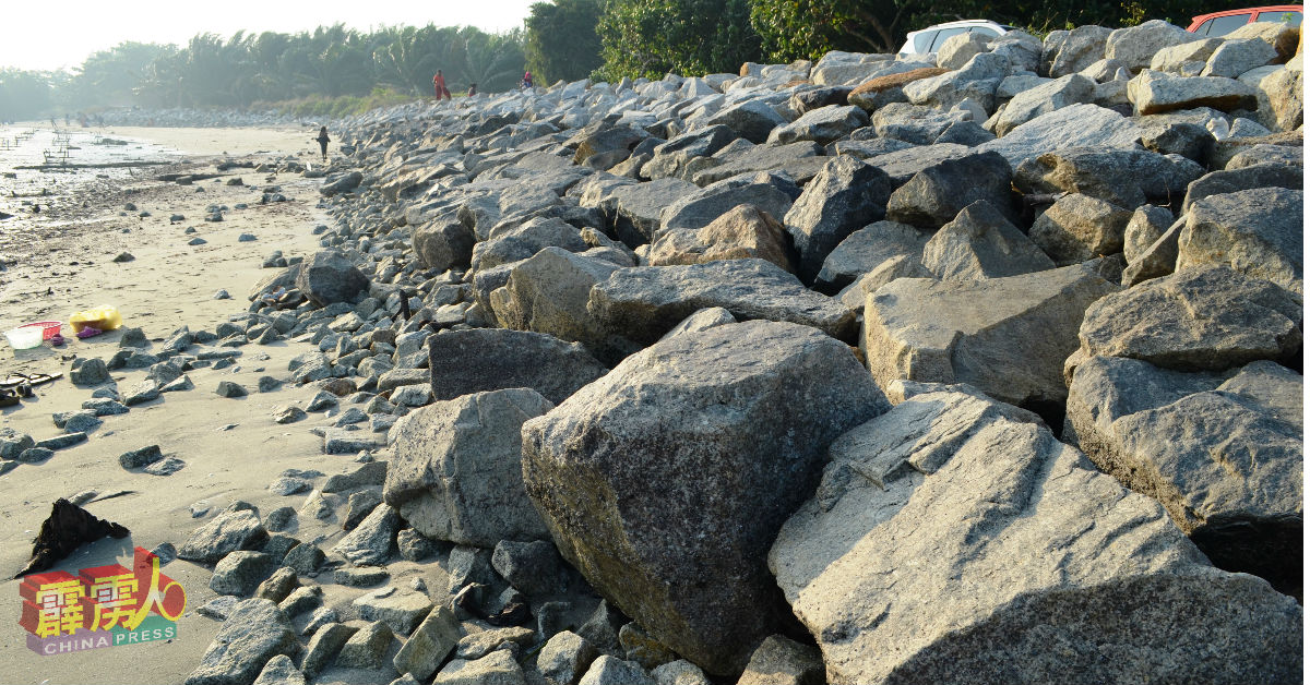 丹绒客巴海滩于早期曾建有石堆防堤。
