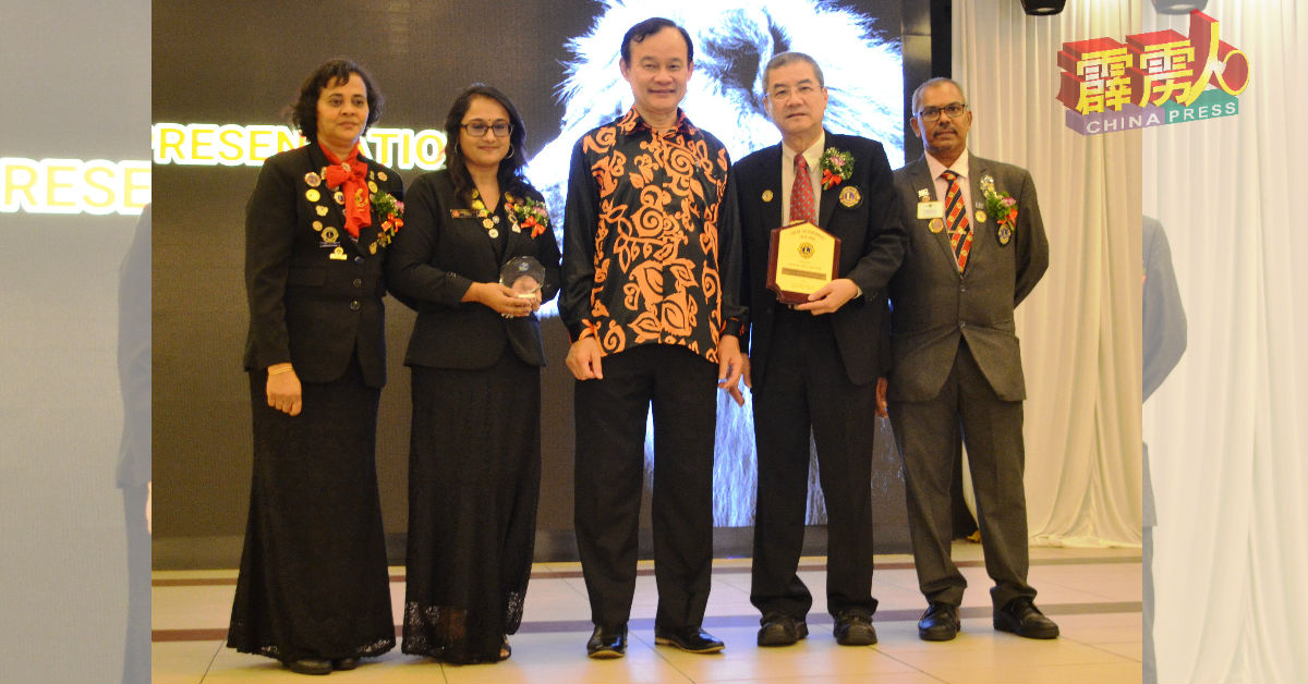 倪可汉（左3）颁赠最佳狮友表扬纪念品予陈联标（右2）及狮友。