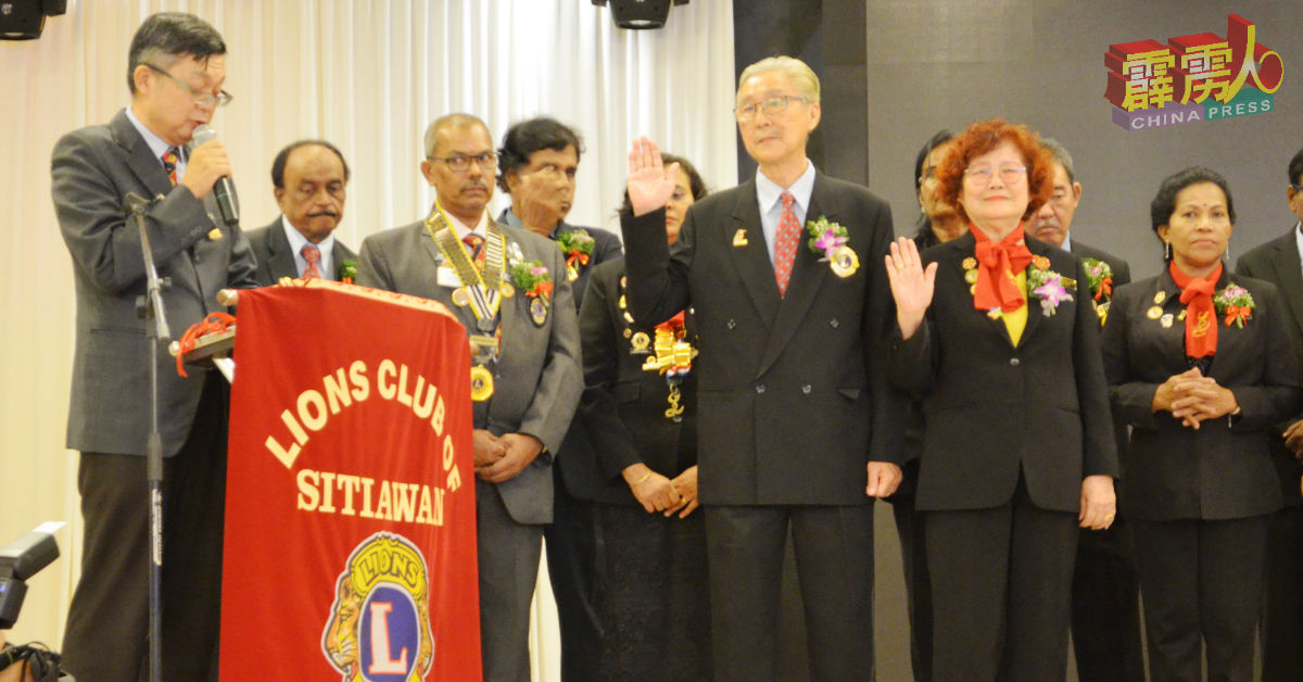 梁世耀（左）主持实兆远狮子会及女狮子会2019年至2020年度主席和理事就职宣誓仪式，右2起为黄桂英及林忠顺。
