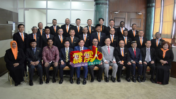 杨祖强（左5）和新届曼绒市议员；右2起为倪福齐、莫哈末英然、赫尔米、倪可汉、三苏哈兹曼及张宇晨（左4）。