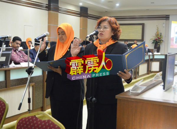 22名新届曼绒市议员团队中仅有的2名女市议员进行宣誓仪式。