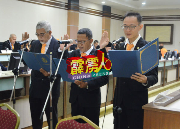 2019年至2021年的新届曼绒市议员进行宣誓仪式。