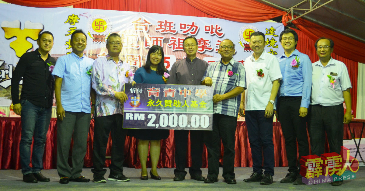 陈型荣（左3）个人捐款2000令吉给班台育青独中董事长郑孝川（右4）。