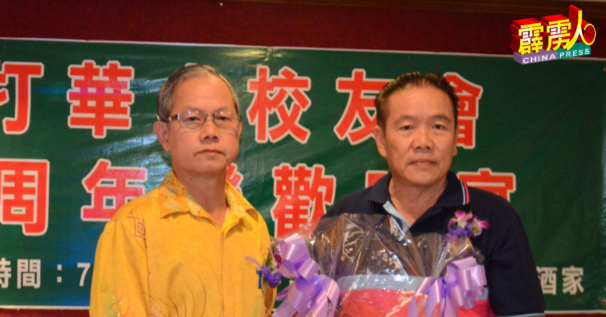 林桂清（右起）颁发水果礼篮给李文材。