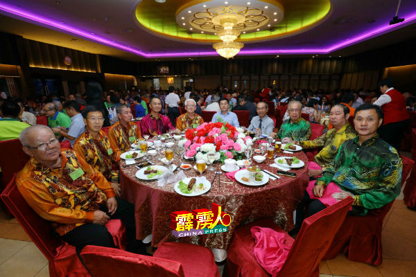 北霹雳咖啡茶商公会庆祝82周年纪念，联欢宴会主桌嘉宾交流甚欢，右6起为张国梁、郑国霖与何子孟。