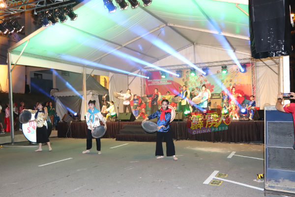 表演者为民众呈现不同族群的文化舞蹈。