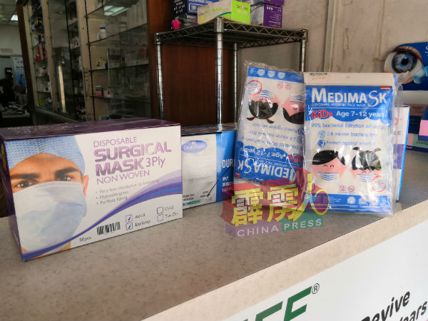 怡保市一些药行虽没因烟霾来袭时期增加口罩的存货，但店内已备有足够的货源售卖给民众。