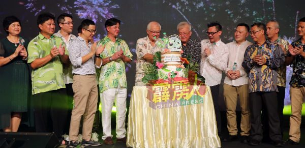 林国璋（左6起）及林国汶一同切蛋糕，欢庆必胜30週年纪念。
