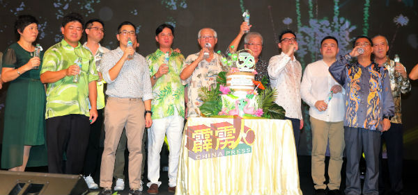林胜利（右4起）、林国汶及林国璋，带领众嘉宾，以必胜最新产品ACILIS，进行“敬酒”仪式。