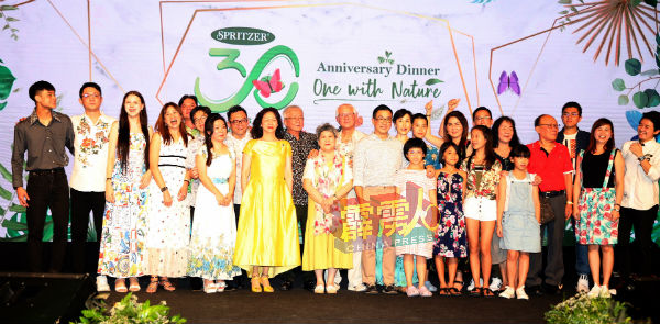 为欢庆必胜30週年纪念，一众林氏家族成员，拍下富有纪念性的家族合照。