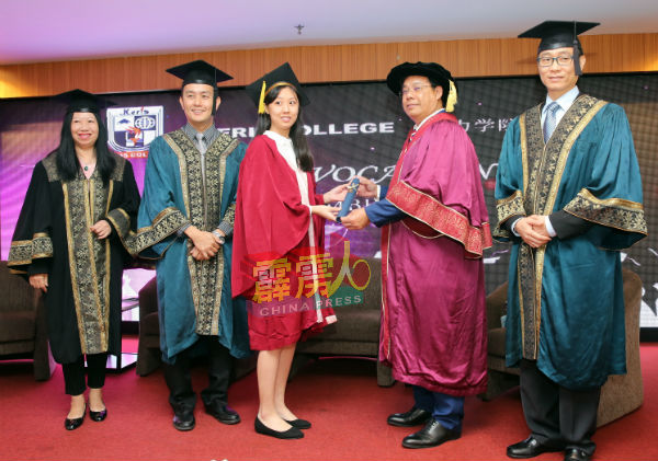 莫哈末苏海米（右2起）颁赠毕业证书给毕业生何芷薇，并获得杨月桂（右起）、徐颉昇及黄家和陪同见证。