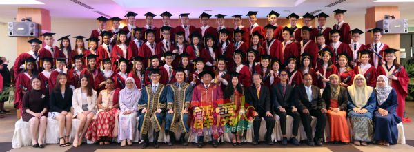 集力学院于第15届毕业典礼中，迎来了62名毕业生。
