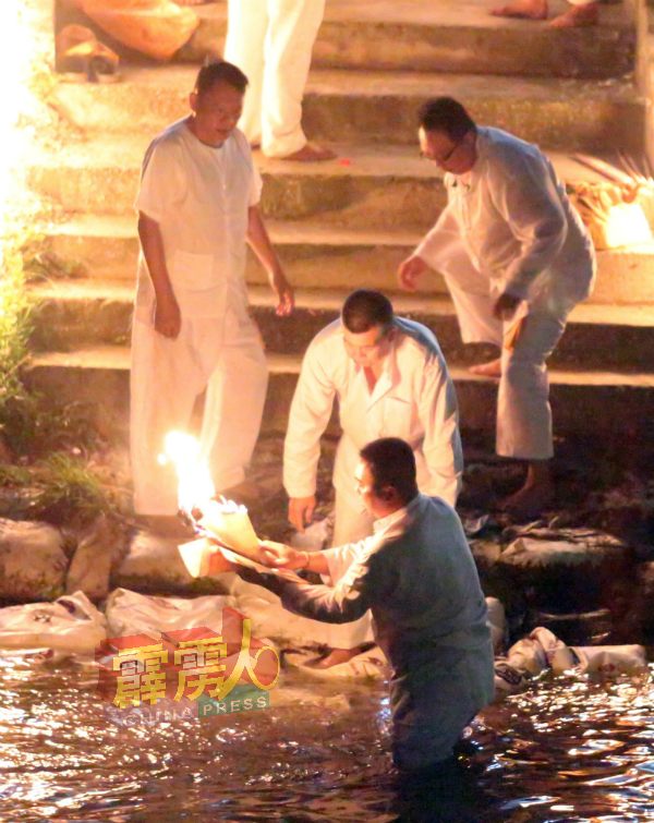 接神仪式在人民公园旁的近打河畔进行。