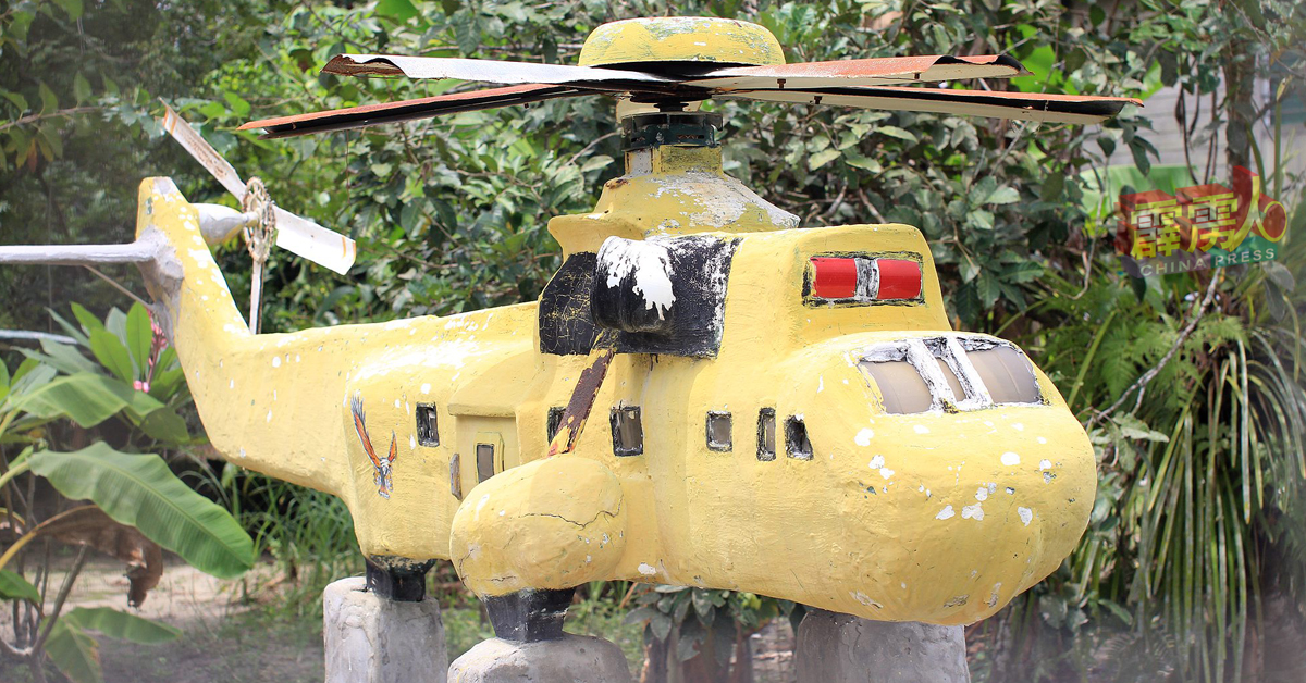 .这架直升机，就在巴丁住家的庭院摆放着。