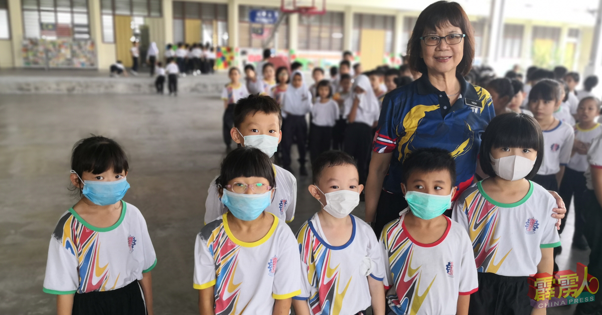 一些家长不放心孩子健康，自备及叮嘱孩子必需戴着口罩上课，后为校长杨金春。