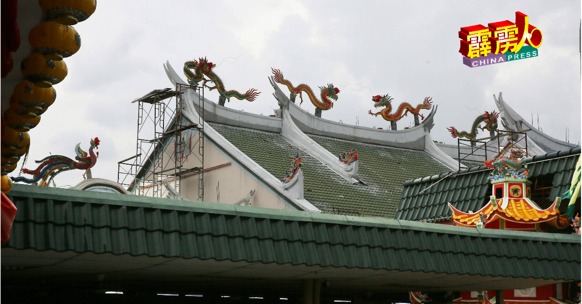 斗母宫礼堂扩建工程，屋顶脊梁的龙凤雕塑工程如火如荼展开。