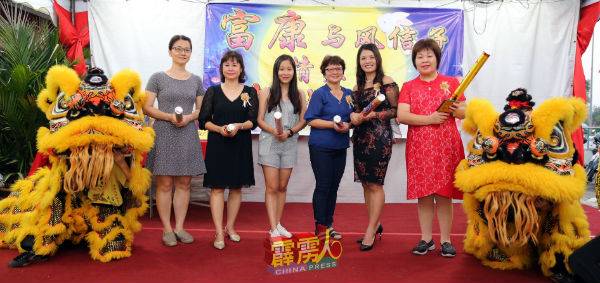 刘玉梅（右起）、邓丽珊、曹观瑛、赵佩文、陈媁珊及李莉莉主持开幕仪式。