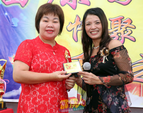 邓丽珊（右）颁发纪念品给刘玉梅。