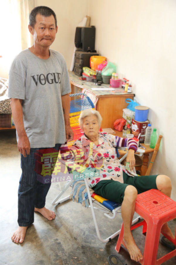 除了本身患有鼻癌，梁锦华（左）还需与弟弟二人照顾其患有失忆症的母亲。