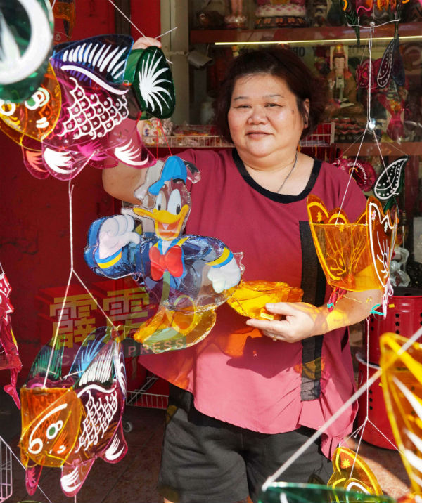 陈舒颖指传统的鱼类及卡通灯笼都很受小孩欢迎。