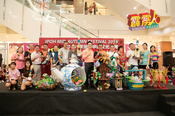 温炳楠（后左2起）、莫哈末纳兹里、黄家和（后左8起）、黄保生与全国灯笼比赛公开组得奖者。