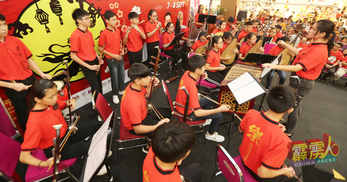 华乐演奏为中秋庆典增添欢乐气氛。