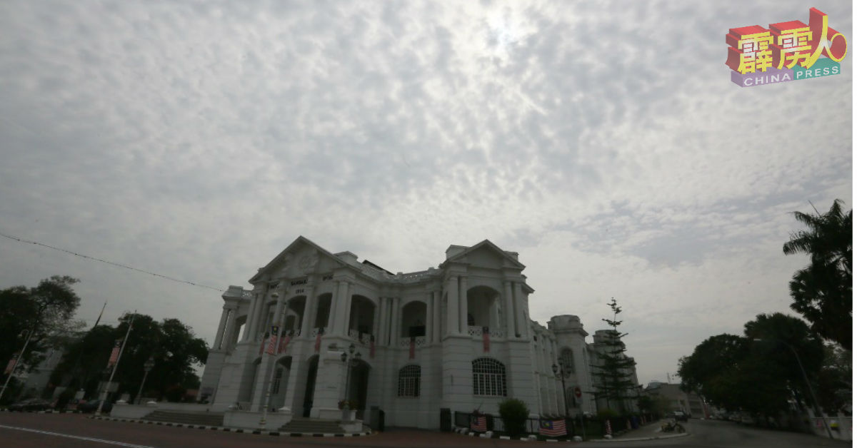 位于武吉干当华合路的市政厅礼堂，有一线阳光上空晴朗，空气指数也逐渐下降。
