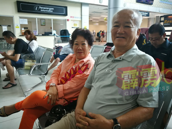 曹伟英（右）与赖玉兰（左）新加坡探亲二度被迫展延，笑称周一只求顺利起飞，一切都没关系。