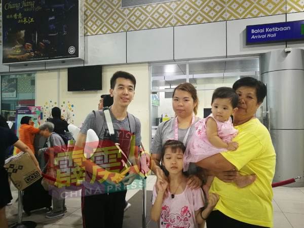 李宝文（左起）与王彩婷二人携带新生宝宝从新加坡返马回娘家，并在机场与娘家相见。