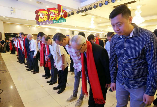 华教团体、乡团代表、赞助人向万世师表孔子先师，行三鞠躬。