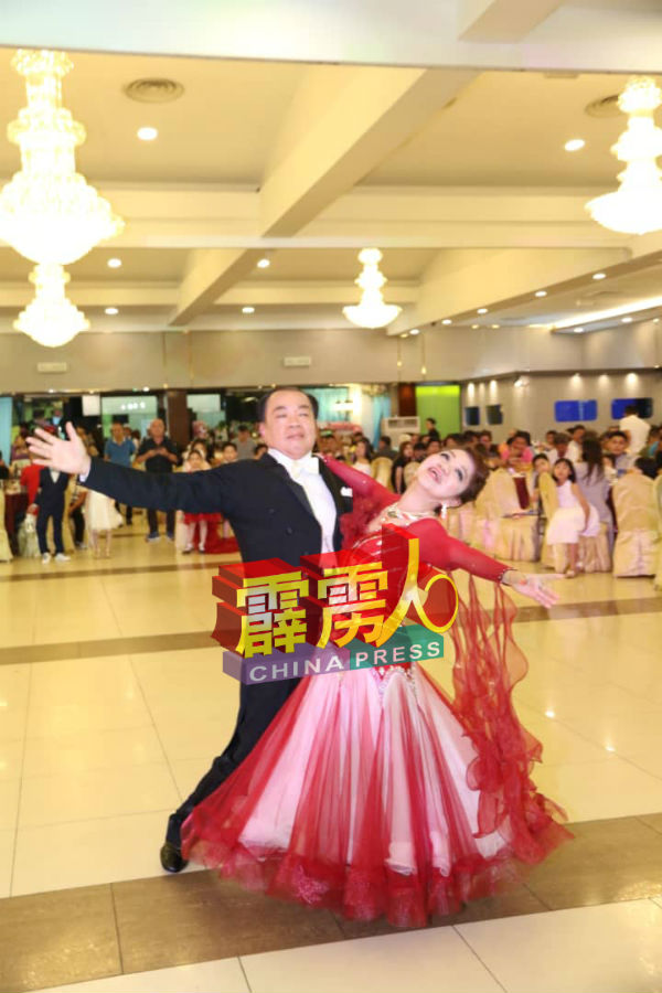 当晚共有65名慈善娱乐表演者，包括叶建成夫妇的慈善舞蹈表演。