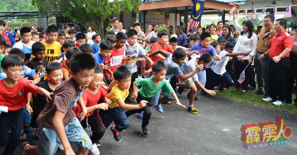 黄渼澐（右3）主持孩童越野赛跑鸣笛仪式。