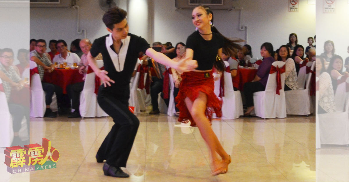 不论是拉丁舞、森巴舞或是伦巴舞，年轻舞者都驾轻就熟。