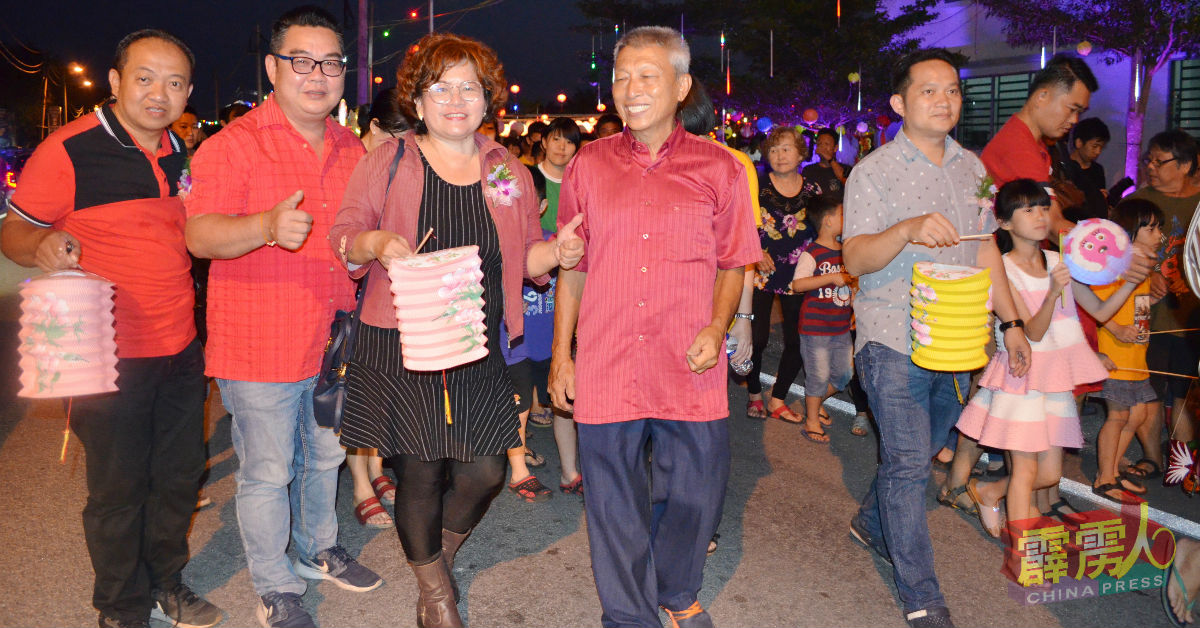 多位村长和市议员也参与提灯游行。